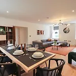 The Violet Stone Cross Mansion Apartment